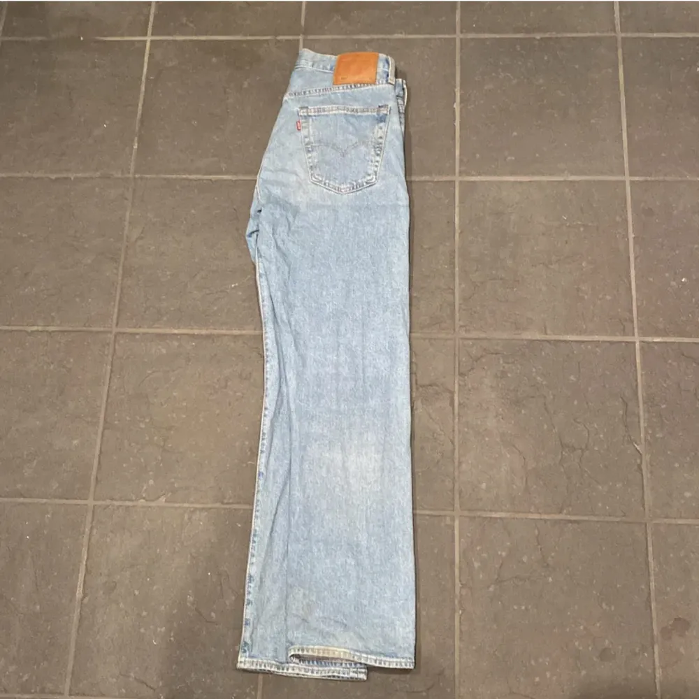 501’ Levis jeans  Bra skick, använda, storlek 33/32 Liten fläck på lår men syns knappt. Jeans & Byxor.