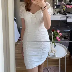 En jättefin vit klänning, ändats använd 2 gånger och i fint skick, tryck gärna på köp nu!❤️