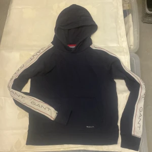 Hoodie Gant Small - Hoodie mörkblå Gant storlek Small, 220