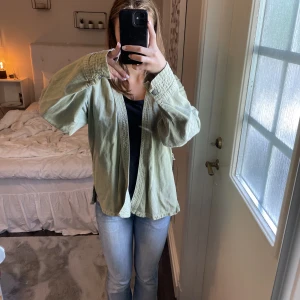 Grön jacka - Jätte snygg höst/vårjacka i en as cool grön färg! Bandet som medföljer går att ta både av och på beroende på vad man föredrar!😋😋