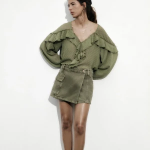 Zara blus - Säljer denna jätte fina blus från Zara, aldrig använd!!💖💖