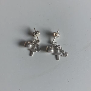 Rostfria silverörhängen 🌟 - Silverörhängen u fåstfritt stål säljer dom pgr av att jag nu mest andvänder guldsmycken 