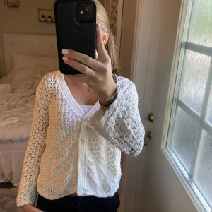 Trekvartsärmad Kofta🫶🏼 - Jätte söt kofta köpt secondhand, snygg att bära både knäppt och öppen! Tyvärr saknas en knapp längst ner, men inget man tänker på, utöver det är skicket toppen!💗