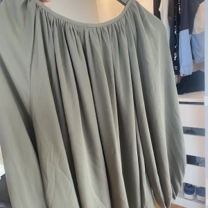 Mörkgrön blus Carin Wester - Mörkgrön blus från Carin Wester