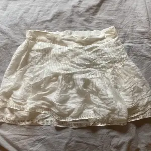 En söt vit kjol med flera lager under😍 köpt second hand men inte fått någon användning av den! 