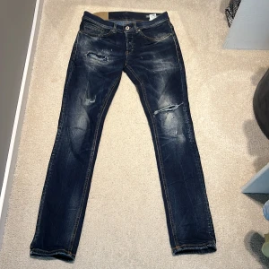 Dondup Jeans 30 - Säljer dessa dondup jeans i storlek 30. Jeansen är i bra skick med inga skador. Jeansen är i modellen George