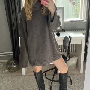 Stickad klänning - Stickad klänning som kan stylas med tex boots. Ull/kashmir mix. Storlek XS men passar nog större beroende på längd. Färgen är lite gråbrun