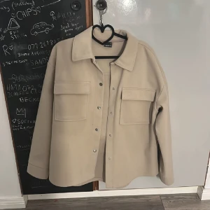 Jacka  - Snygg jacka från Gina tricot i bra skick 😍