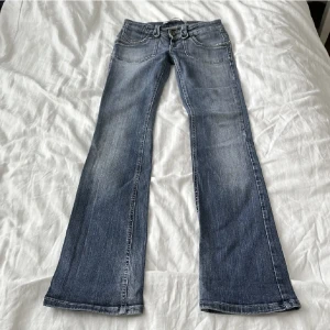 Jeans  - Superfina vintage jeans från only. Säljer då de är för små för mig tyvärr. Midjemått 72 och innerbenslängd 83 cm ❤️