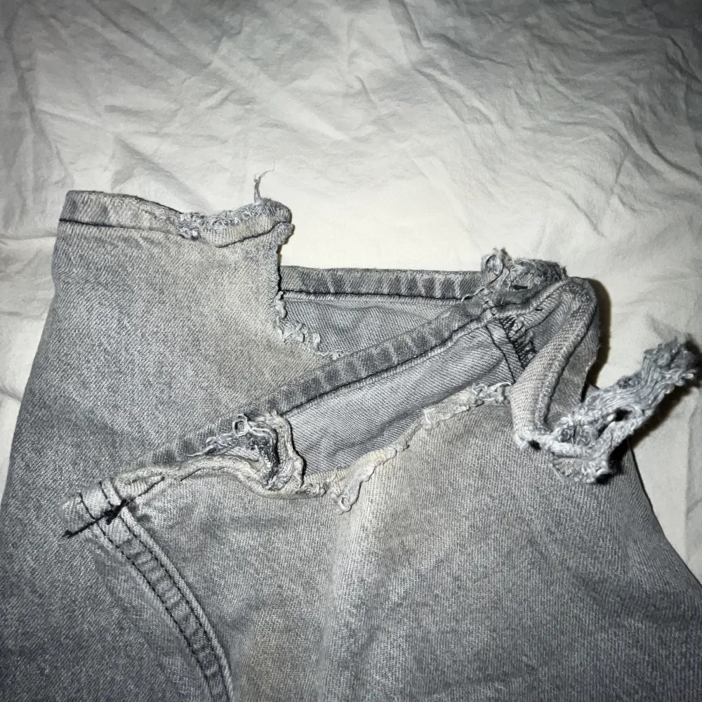 Säljer dessa jätte fina jeans! Jeansen har en skada ner vid fötterna🩷skulle kunna sy upp dem om någon inte vill gör de själv för att få bort de fula🩷om priset inte känns bra så skriv!. Jeans & Byxor.