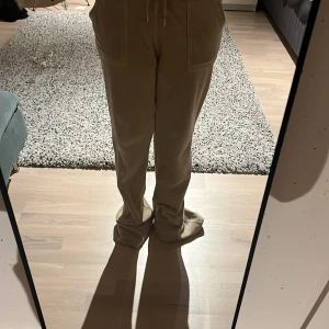 Juicy byxor - Säljer mina beiga juicy byxor för att jag aldrig använder dom + dom e för långa för mig som är 155cm 🤍🤍