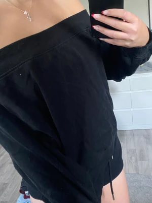 No shoulder sweatshirt - I använt skick, från H&M 