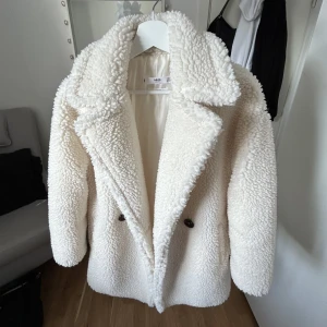 teddy jacka - Säljer en jättefin och mjuk teddykappa från Mango! Den är i nyskick då den knappt är använd och passar perfekt till höst eller vinter!🫶🏽