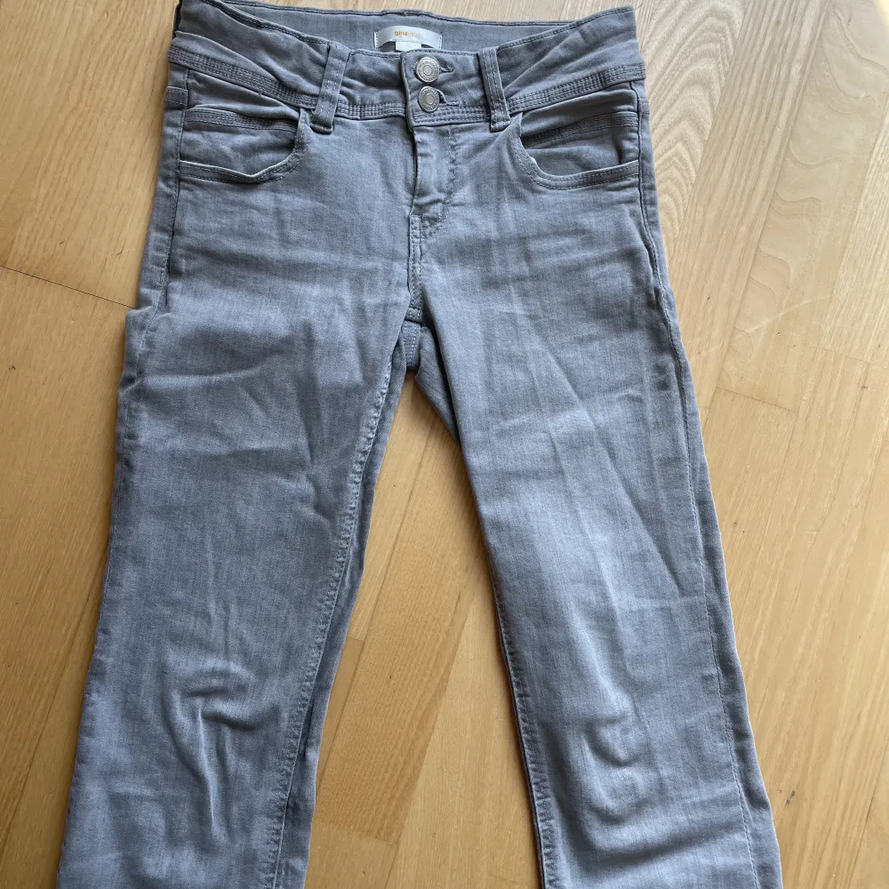 Jätte snygga jeans i strl 152 men passade även mig när jag va typ 158. Använda max 5 gånger. Jeans & Byxor.