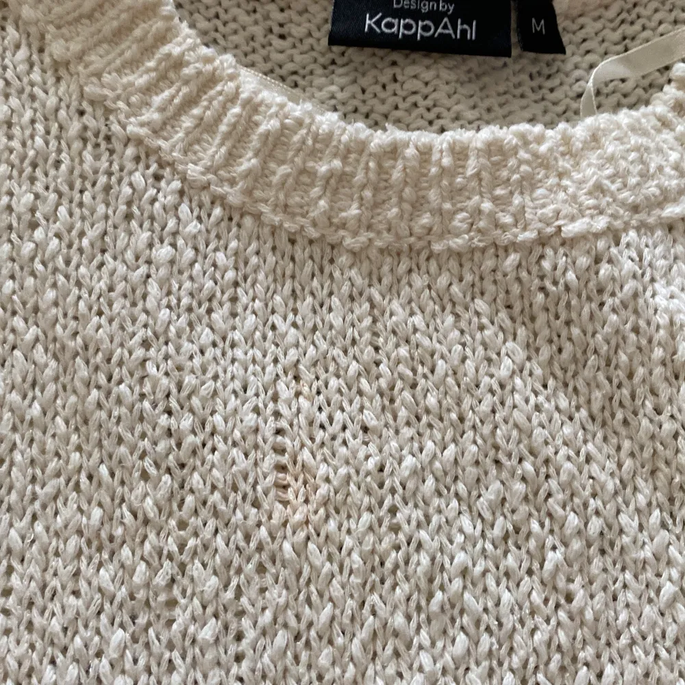 Säljer min jättefina stickade topp som tyvärr inte kommer till användning längre. Den är köpt från Kappahl och är i Stl M. Defekten är att den har en liten fläck (se tredje bilden) men jag skulle säga att den inte syns så mycket😊har fina rosetter på sidan. Neuleet.