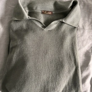 Stenströms Långärmad piké  - Säljer en sjukt snygg piké från Stenströms! Riktigt skön i merinoull och go grön färg.  Defekt: Litet hål vid vänster axel, går att fixa! Storlek S men passar XS också!