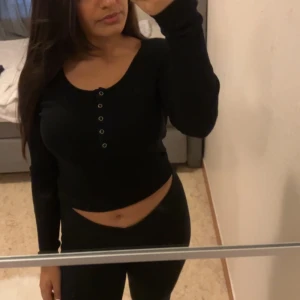 Topp - Svart topp i mycket bra skick! Passar stl xxs-s.