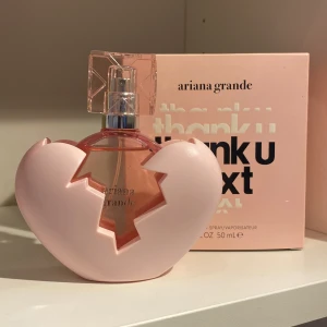 Thank you, next Ariana Grande parfym - jämförs pris: 620 kr  knappt änvant 50ml söt parfym med noter av kokosnöt, frukt, vanilj och mandel från ariana grande som kommer med kartongen - pris kan distukeras och kom privat om angående något annat 