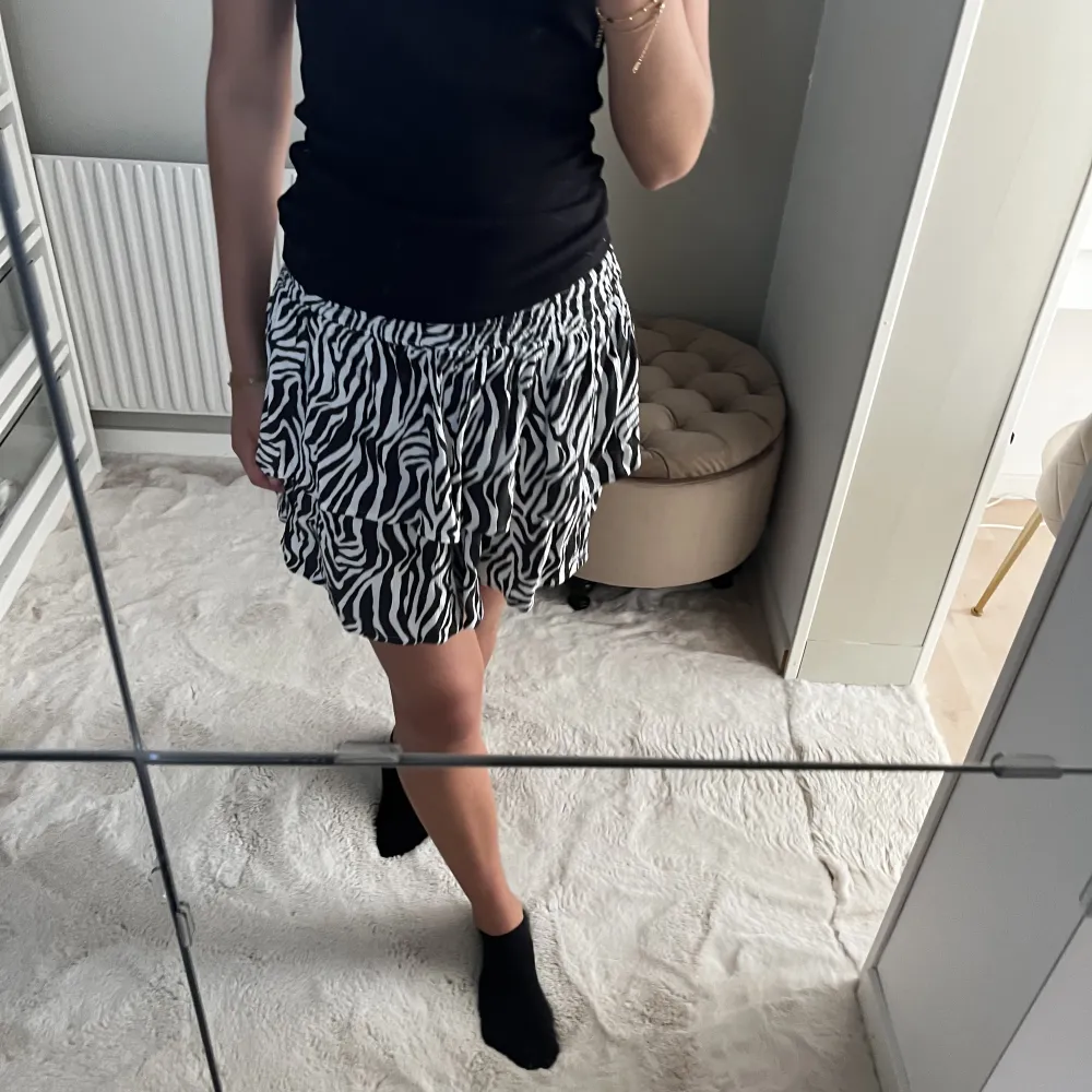 Säljer denna snygga zebrafärgade kjolen. Är endast andvänd en gång, så väldigt fint skick!💕Hör av dig vid fler bilder eller andra frågor🌟Priset går att diskutera!!. Kjolar.