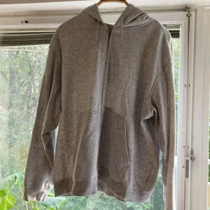 Grå zip up Hoodie  - Grå zip up Hoodie från weekday. Den är i fint skick och köptes för något år sedan🫶🏻