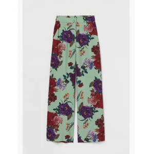 Vid blommig byxa från H&M - Jättefina blommiga palazzobyxor! Säljer pga att dom är för små för mig. Strl 32 men passar även som en 34. 