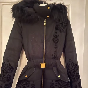 Desigual Jacka - Desigual jacka i svart. Storlek 38 passar 36. Använd Max 3 gånger. Nypris 2099 kr.
