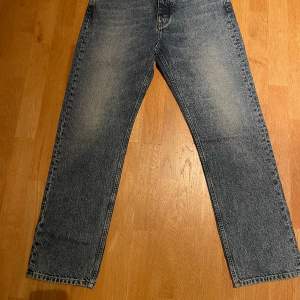 Jeans från hope, modellen heter blend som är en rak och bred passform. Skicket är som nytt!