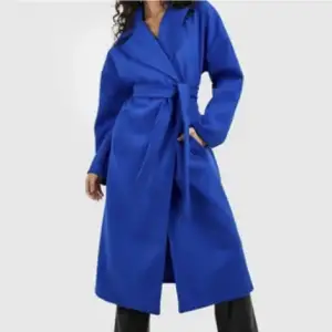 Snygg blå kappa av Ull, skitsnygg och lätt att styla använd 2 gånger sälja för att jag har en liknade kappa! 