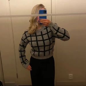 Grå - Svart Rutig Tröja  - Använd fåtal gånger, är normal i storleken skulle säga xs-s och är i mycket gott skick. 💓