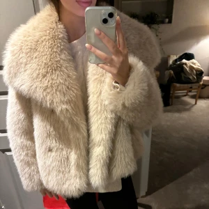 Zara pälsjacka - Säljer min pälsjacka då den tyvärr inte kommer till användning. Den är i nyskick utöver ett litet hål i ”armhålan” som kan sys ihop. Kontakta mig om du är intresserad eller vill lägga bud. Köp direkt för 1150 kr🫶🏼