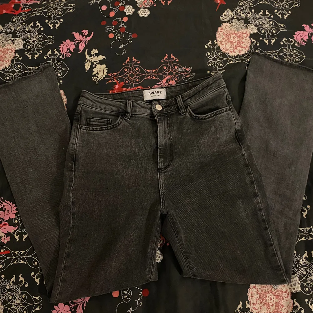 Svarta jeans från Vero moda, köpta för 499 kr. Toppskick och har använts ett fåtal gånger. Tighta bootcut jeans som ger fin form. Vid bilder på, mått eller en annan fundering, kontakta.. Jeans & Byxor.