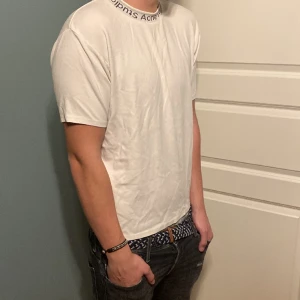 Acne studio tshirt - Säljer denna snygga acne tishan då jag alldrig använder den mer, väldigt liten fläck som syns på 3e bilden som förmodligen går att tvätta bort! Storlek S men funkar även som M. Skriv om det finns funderingar!
