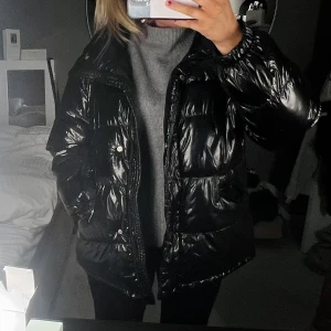 Vinter Jacka - Superfin, varm och skön vinterjacka. Köpt för 1 år sen för 1200kr. Använd fåtal gånger. Skriv privat för fler frågor❤️