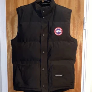 Canada goose väst - Säljer denna super fina canada goose västen (en knapp har gått av på insidan se bild 2, syns inte alls)