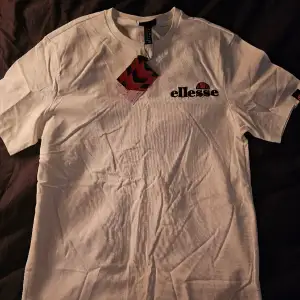 Oanvänd vit T-shirt från Ellesse.