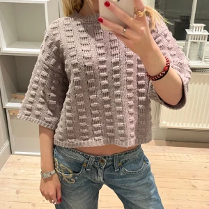 Trekvartsärmad stickad tröja - Stickad tröja med luftiga trekvartsarmar i jätte fin färg! 