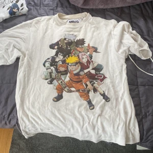 Naruto merch (Team 7) från pull&bear - Naruto merch (sasuke) från pull&bear Storlek M Knappt andvänd