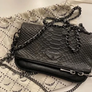 Zadig väska - Säljer min fina Zadig väska i lilla modellen💗 Finns inte att köpa längre, nypris 3500 kr. Dustbag finns!