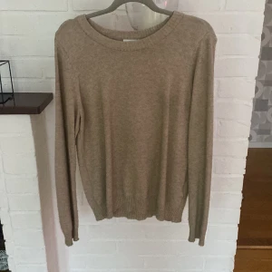 Stickad tröja - Säljer denna jätte populära tröja från vila