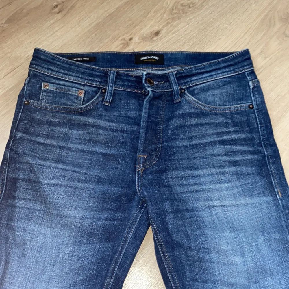 Stiliga jack & jones byxor. Dom är använda men riktigt fint skick, inga defekter. Kan sänka priset vid snabb affär👌🏻👍🏻. Jeans & Byxor.