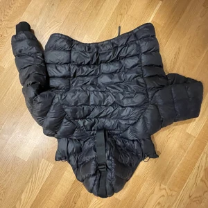 Peak performance jacka  - Hej! Detta är tredje annonsen jag lägger upp men nu är det fastställt säljer jackan för 1150kr 