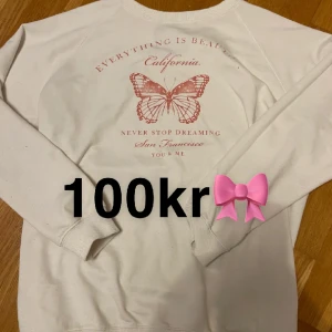 Vit tröja - Verkligen så fin vit college tröja med fjäril och citat från märket Tindra! Jätte lik Pull&Bear 🥰