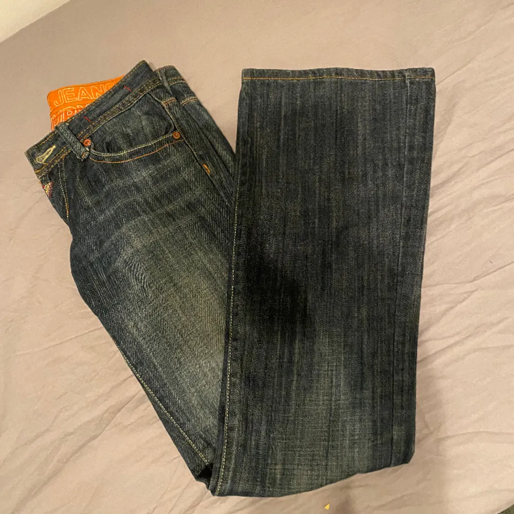 Low waist jeans från ”cron-x” Midja (runtom) 80cm  Innrebenslängden är 86cm (från grenen till golvet) priset+frakt. Kan tänka mig byta mot ltb grå . Jeans & Byxor.