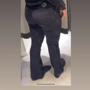 Utsvängda jeans - Svarta utsvängda jeans ifrån Bikbok. Modellen peachy flare bootcut. Nypris 600, säljer för 350 då dem typ är oanvända. Kanske använda 2 gånger. Strl L