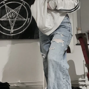 Baggy jeans - As snygga baggy jeans med slitningar. Nyskick använd 3-4gngr.
