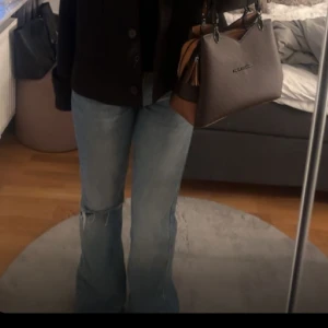 Jeans zara - Midrise jeans från zara, med ett hål super fina och fint skick, de kommer tyvärr ej till användning 