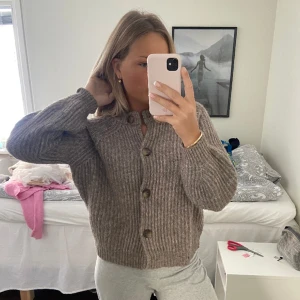 Stickad kofta jackie  - Stickad kofta från Jackie. Använt någon enstaka gång så bra kvalitet👍🏼 storlek M och mycket mjukt tyg