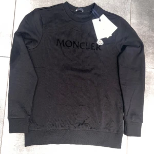 Moncler tröja - Ny Moncler tröja i storlek M Passar S & M NFC tagg Pris: 800kr