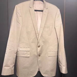 Tiger of sweden kavaj - Den perfekta oversized kavajen från Tiger of Sweden. Super fint skick och fantastisk kvalitet