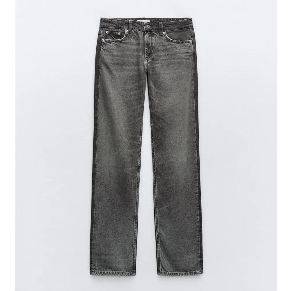Gråa/ svarta jeans från Zara, säljer då de var för små i midjan. Är 175 och de passar jättebra i längden för mig. Köpte för 400kr, helt oanvända, lappar fof kvar osv. Jeans & Byxor.